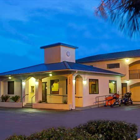 Super 8 By Wyndham Walterboro Hotel Bagian luar foto