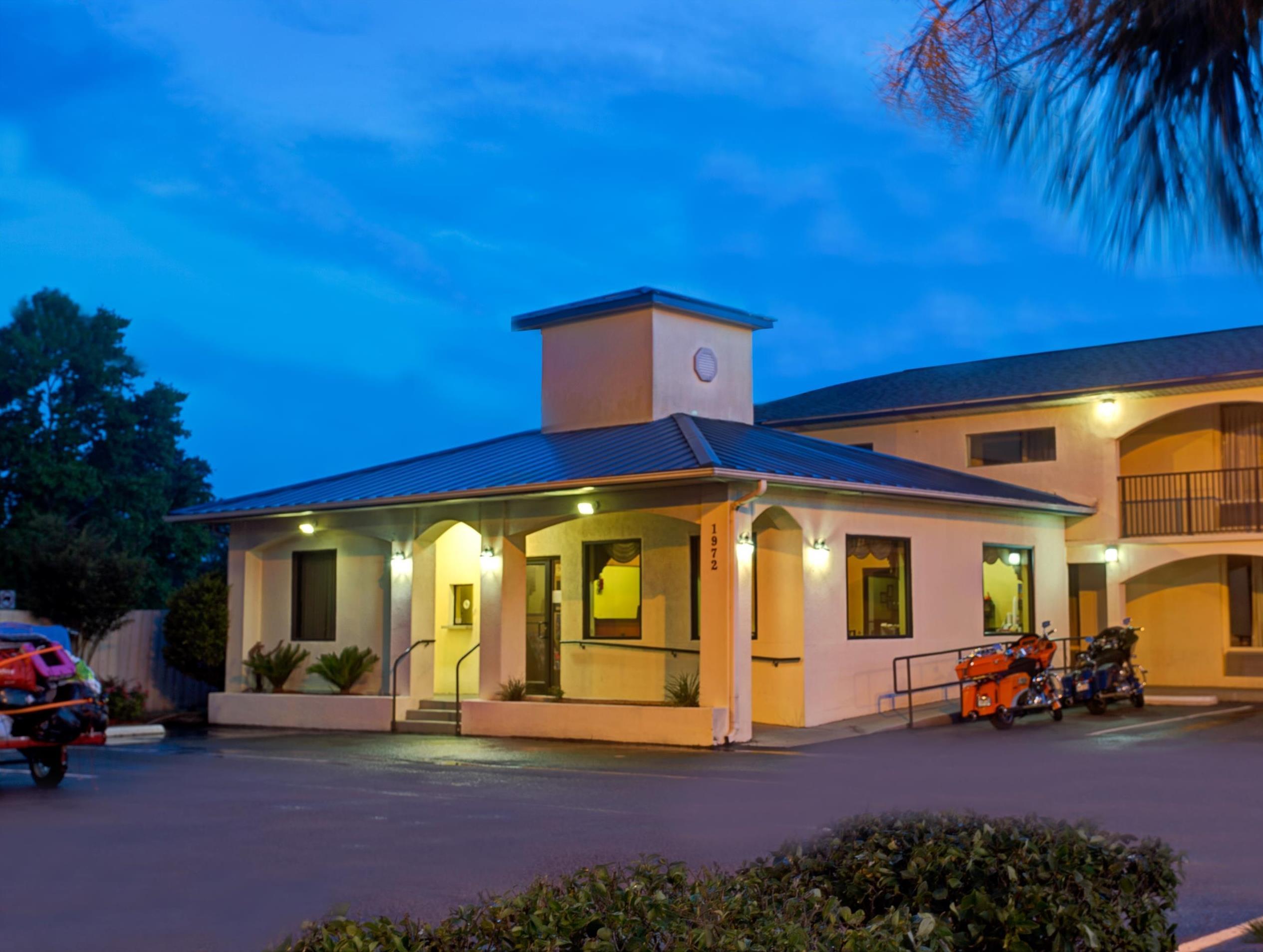 Super 8 By Wyndham Walterboro Hotel Bagian luar foto