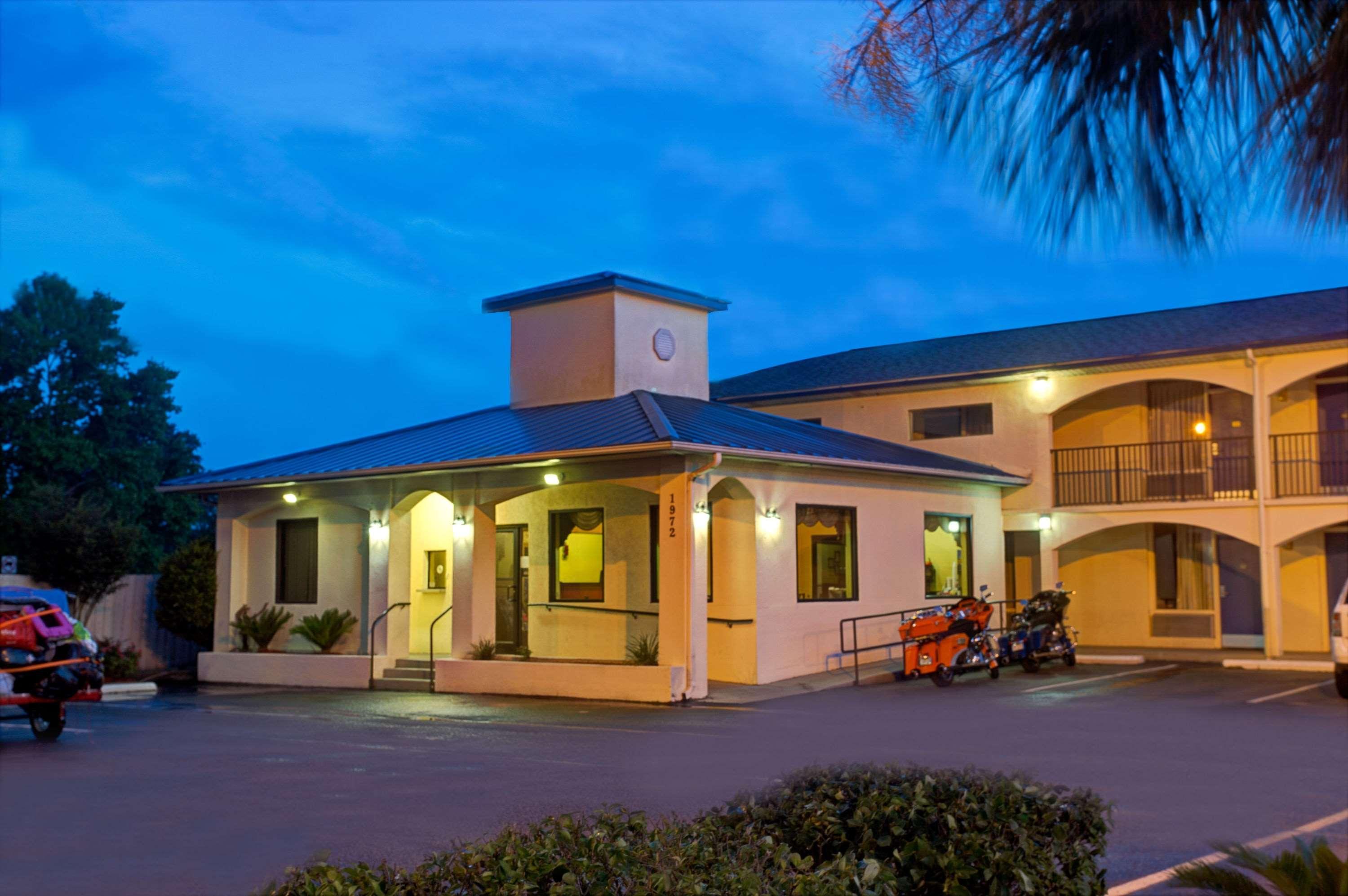 Super 8 By Wyndham Walterboro Hotel Bagian luar foto