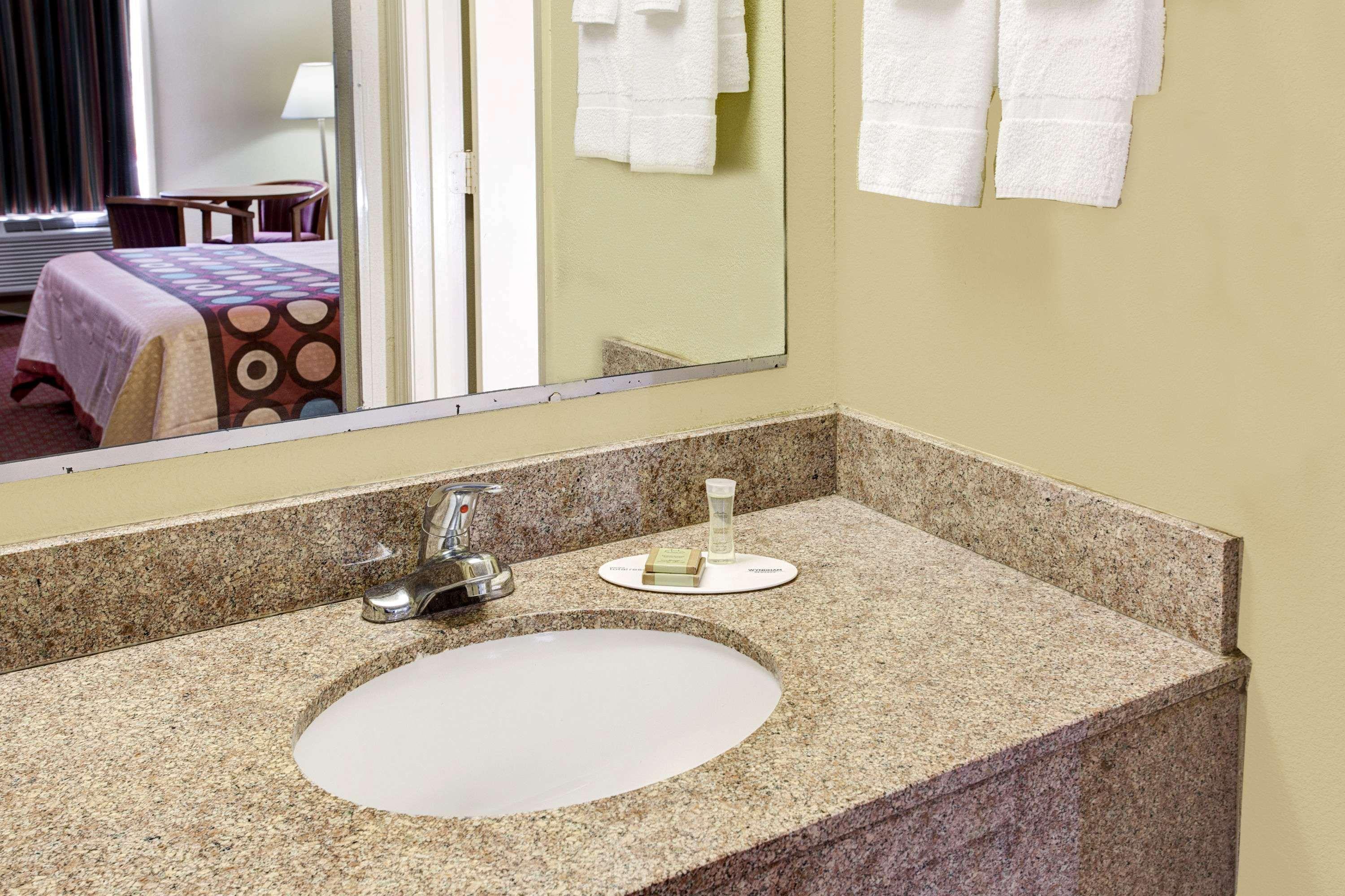 Super 8 By Wyndham Walterboro Hotel Bagian luar foto
