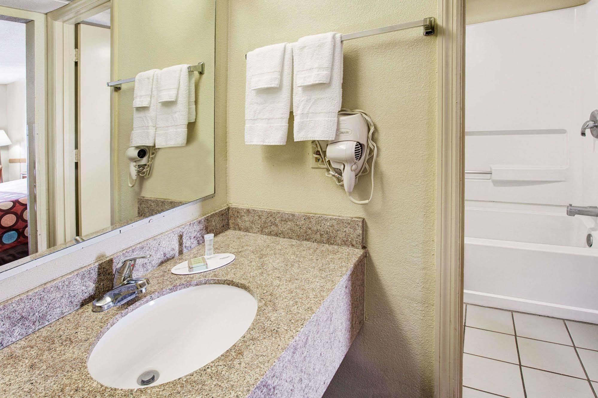 Super 8 By Wyndham Walterboro Hotel Bagian luar foto